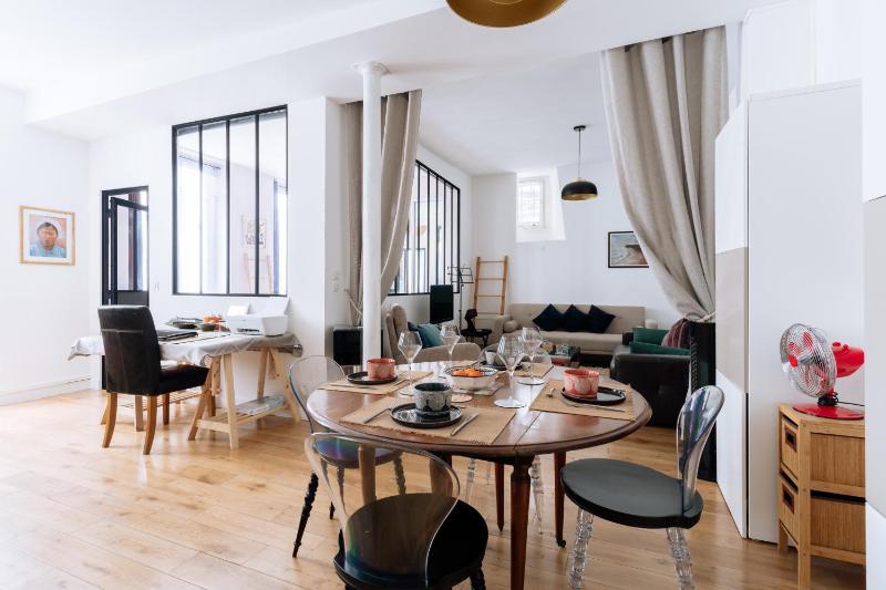 Modern and Cosy Apartment in Paris — отель с удобствами в Париже