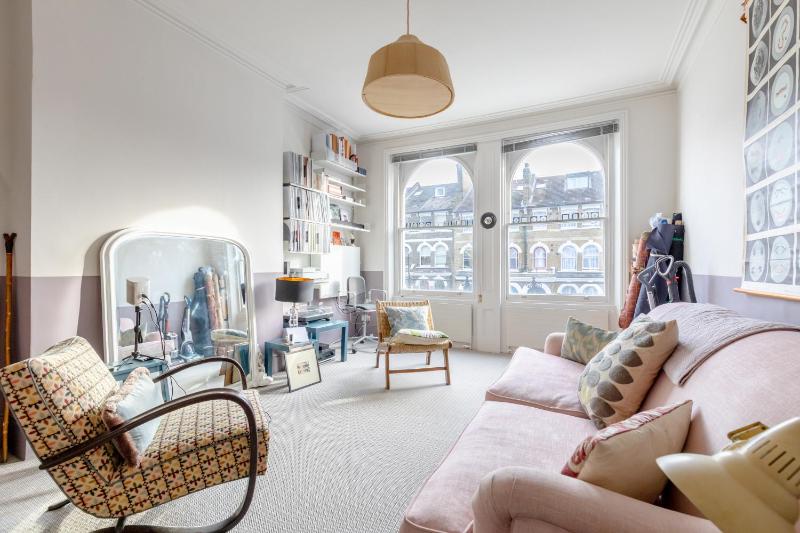 Charming 2BD Hideaway - Caledonian Road Camden! — забронировать отель в Лондоне