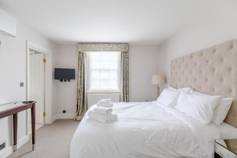 Luxurious 3BD Flat - Sloane Square Chelsea! — отель с удобным расположением в Лондоне