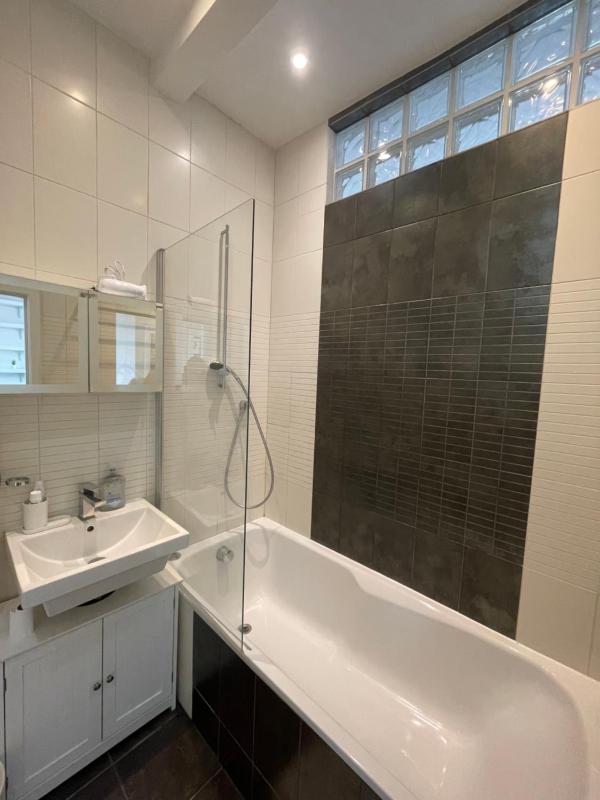 Stylish 1BD Flat with Private Terrace - Kilburn — отель с удобствами в Лондоне