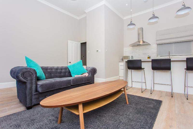 Цены на Modern & Spacious 1 Bedroom Apartment in London в Лондоне