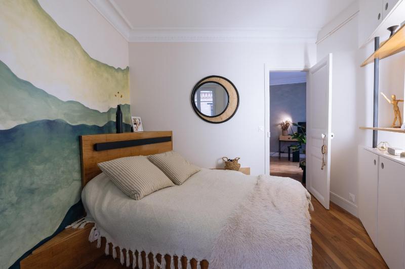 Цены на Bright & Tranquil 1BD Flat Montmartre! в Париже