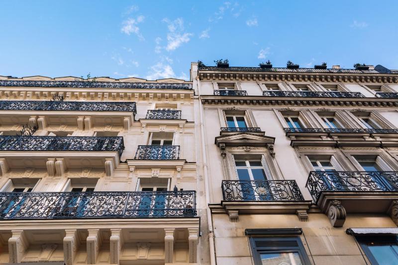 Contemporary 1BD Apartment Saint Lazare! — комфортный отель в Париже