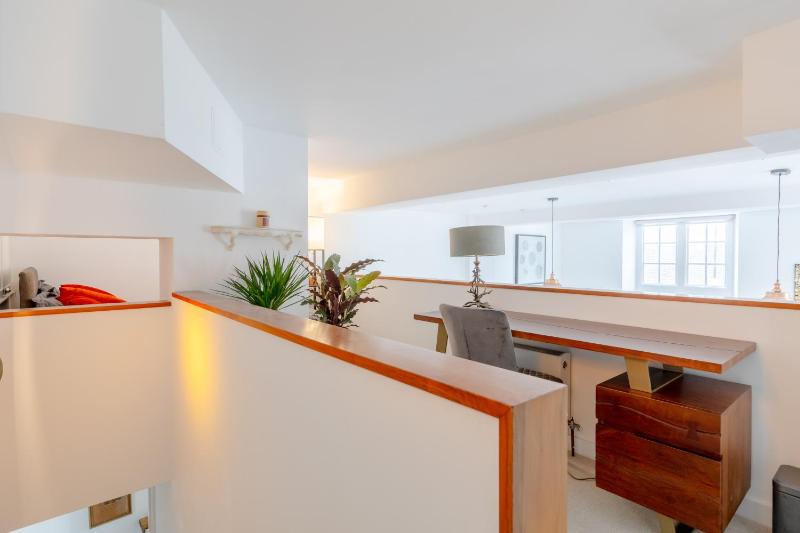 Luxurious & Chic 2BD Warehouse Flat - Old Street! — отель с удобным расположением в Лондоне