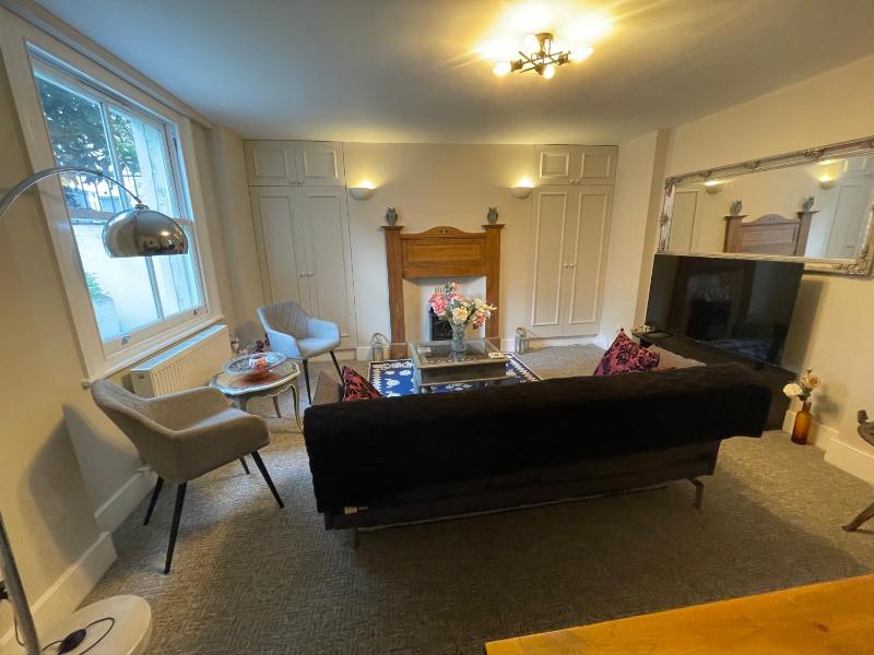 Цены на Spacious 1 Bedroom Garden Flat near King's Road в Лондоне