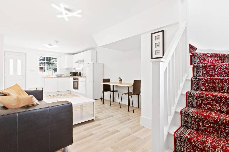Airy Spacious 1 Bedroom Aprtment with Garden in Brixton — отель с удобным расположением в Лондоне