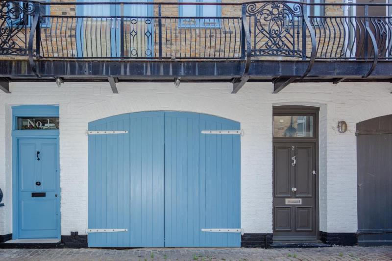 Contemporary 2 Bedroom House in Vibrant Shepherds Bush — отель с удобствами в Лондоне