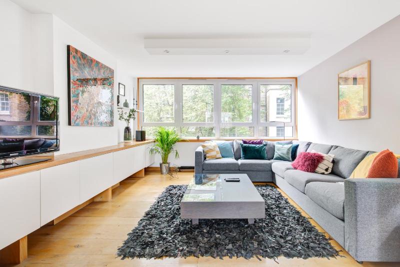 Modern Notting Hill 2 Bedroom Near Royal Oak tube — отель с удобным расположением в Лондоне