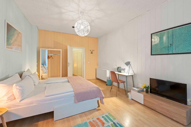 Holiday 33 Apartment H S-Bahn Schonhauser Allee — отель с удобным расположением в Берлине