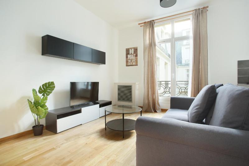 Rent a Room apartments - Champs Elysees suite — забронировать отель в Париже