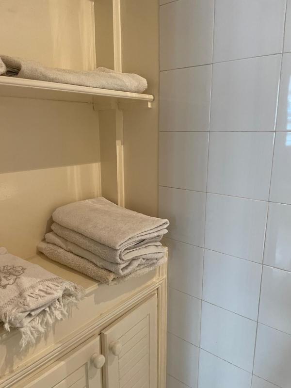 Luxe Flat with a Sunny Terrace Champs-Elysees Victor Hugo — отель в Париже, Франция