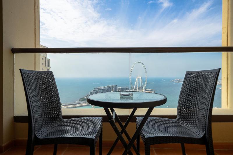 Breathtaking Full Sea View Apartment — отель с удобным расположением в Дубае