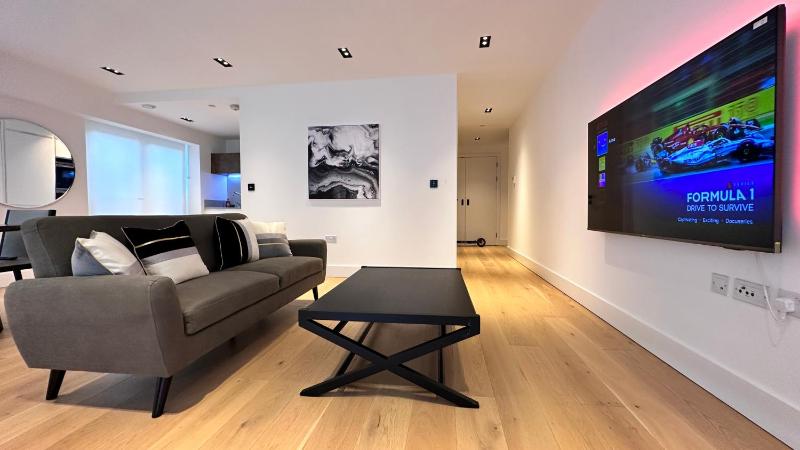 Versace Suite Balcony 1GB WIFI Netflix HDTV — отель с удобным расположением в Лондоне