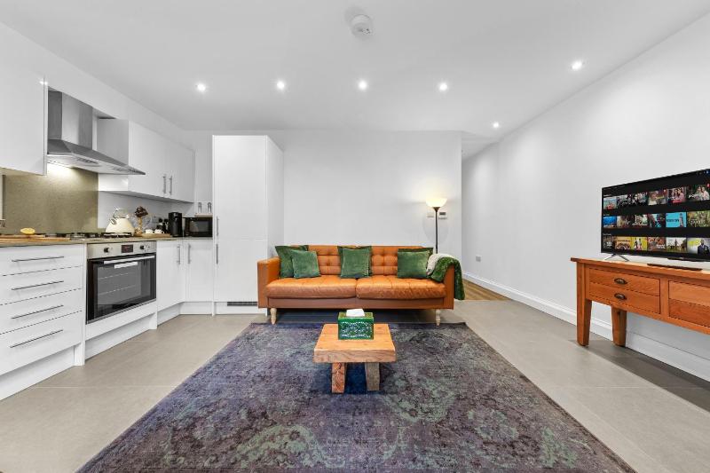 Modern Basement Apartment Stoke Newington London, close to transport — отель с удобствами в Лондоне