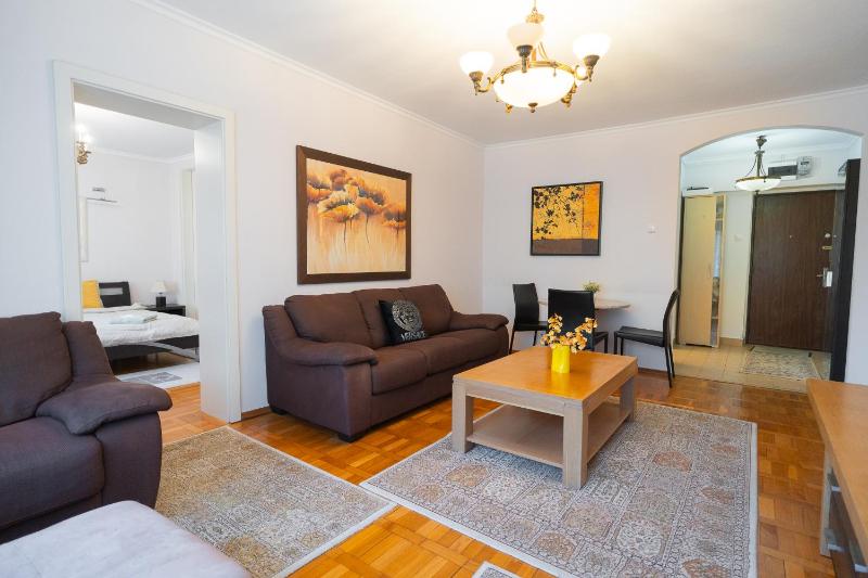 Classic Stay next to Victoriei Avenue — комфортный отель в Бухаресте