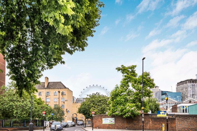 Pass the Keys Stay Central in Sunny Waterloo Apartment — отель с удобствами в Лондоне