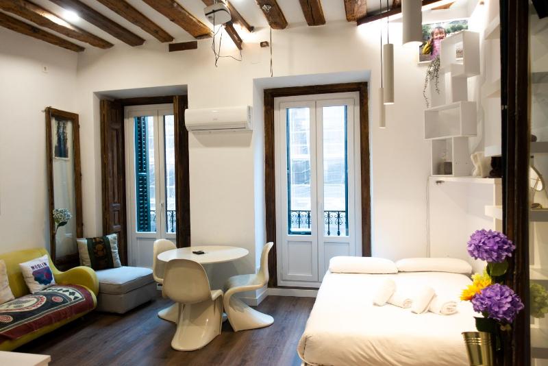 Hortaleza 4, preciso estudio en Chueca junto a la Gran Via de Madrid — отель с удобствами в Мадриде