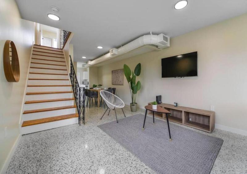 Beautiful 2 BR Residence Close to Miami Beach 4 — отель с удобствами в Майами