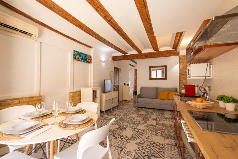 FLORIT FLATS - Cozy Wifi AC Loft In the Heart of Ruzafa — отель с удобствами в Валенсии