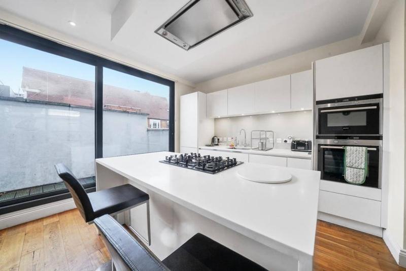 3 Bedroom Duplex Penthouse In Camden — отель с удобным расположением в Лондоне
