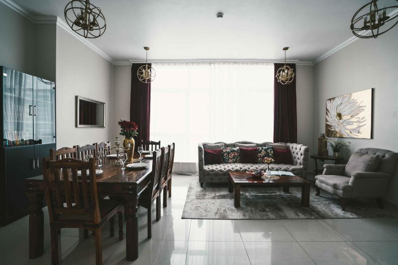 Two Continents Holiday Homes - Marina & Sea View 3 bedrooms Apartment — отель с удобным расположением в Дубае