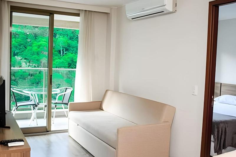 FLAT VPM - Cozinha, Varanda, Ar Cond, Estacionamento, Cama Queen, Vista Incrivel, 400mb Wi-fi, TV Smart, Servicos de Streaming, Ducha Forte, Proximo a Barra da Tijuca e Recreio, 10min de carro da Praia — отзывы гостей и цены