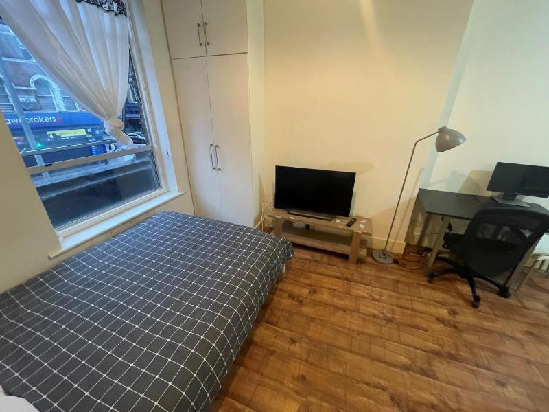 Entire cosy flat opposite Victoria and Piccadilly — забронировать отель в Лондоне