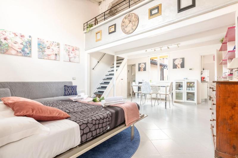 Loft overlooking the rooftops in Santa Croce — отель с удобным расположением в Флоренции