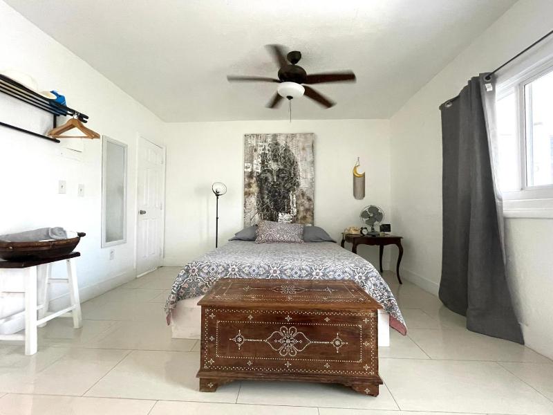 Private Studio blocks from Coconut Grove — отель с удобствами в Майами