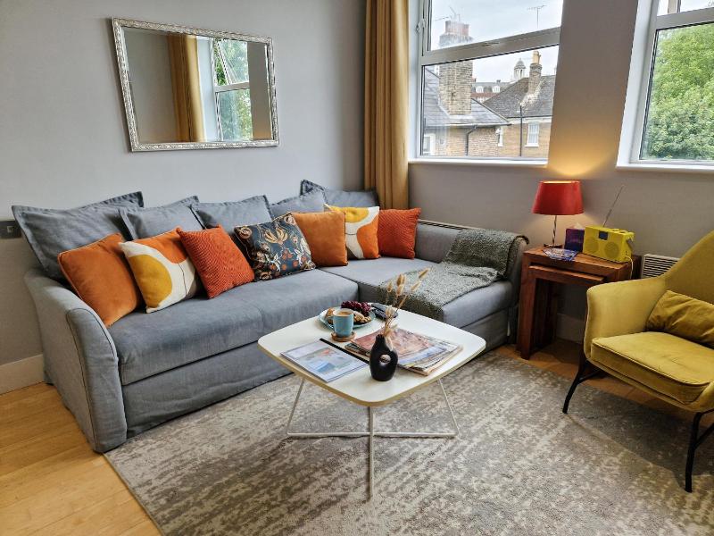 Modern 1-bed flat, 2 min from Kensington Olympia, with Free Wi-Fi & Netflix — отзывы гостей и цены
