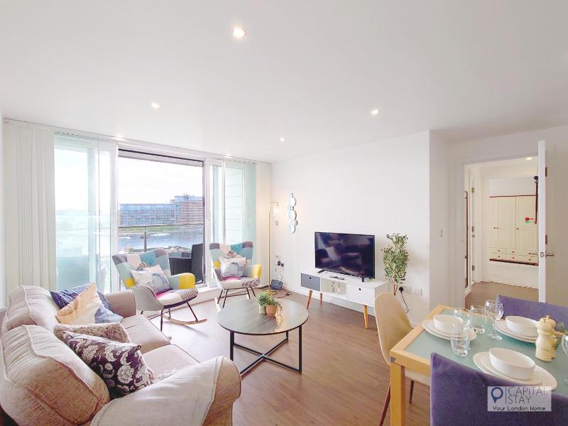 Цены на Fully Serviced Two Bed Apartment with River View в Лондоне