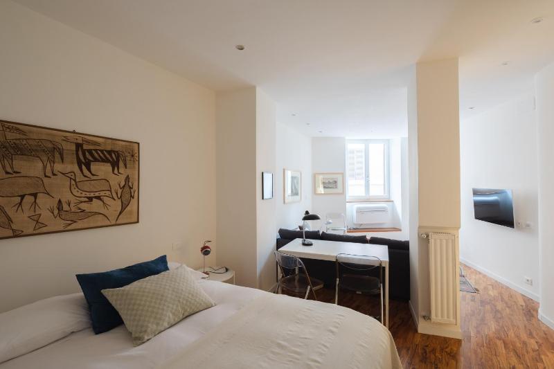 Modern pied a terre near Piazza Navona — забронировать отель в Риме