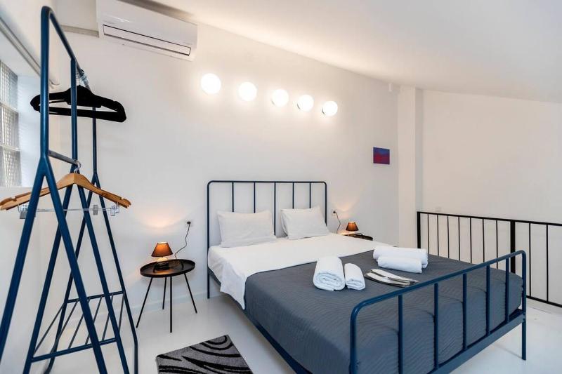 1BR Apt with Balcony In the heat of old Tbilisi — отель в Тбилиси, Грузия