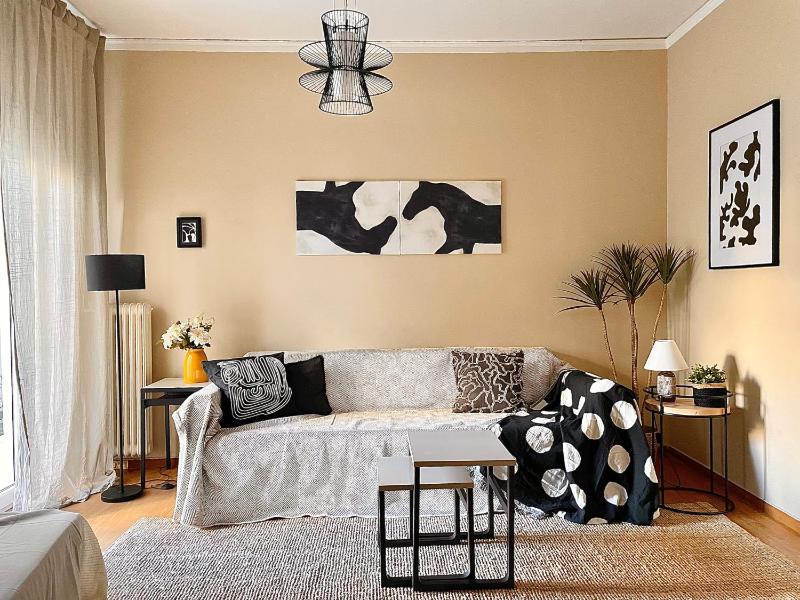 Comfy and spacious two bedroom apartment with balcony — отель с удобствами в Афины