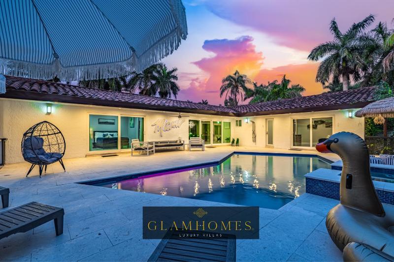 Stunning Villa with Tennis Court & Indoor Pool TGH — забронировать отель в Майами