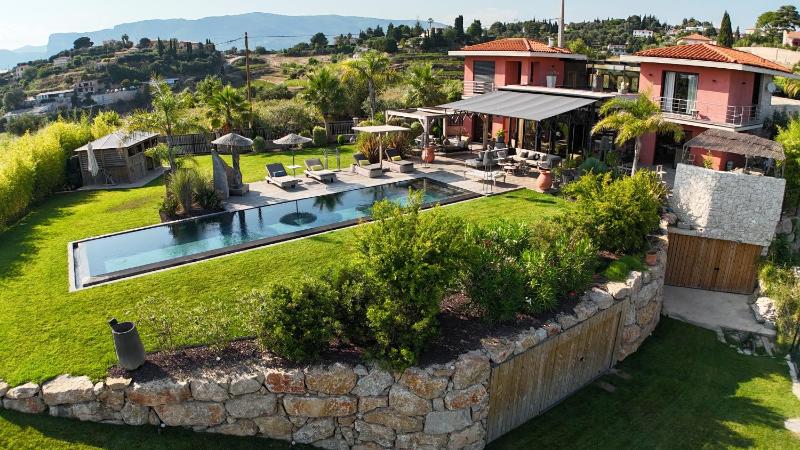 Villa Piscine vue mer plein sud — отель с удобным расположением в Николь