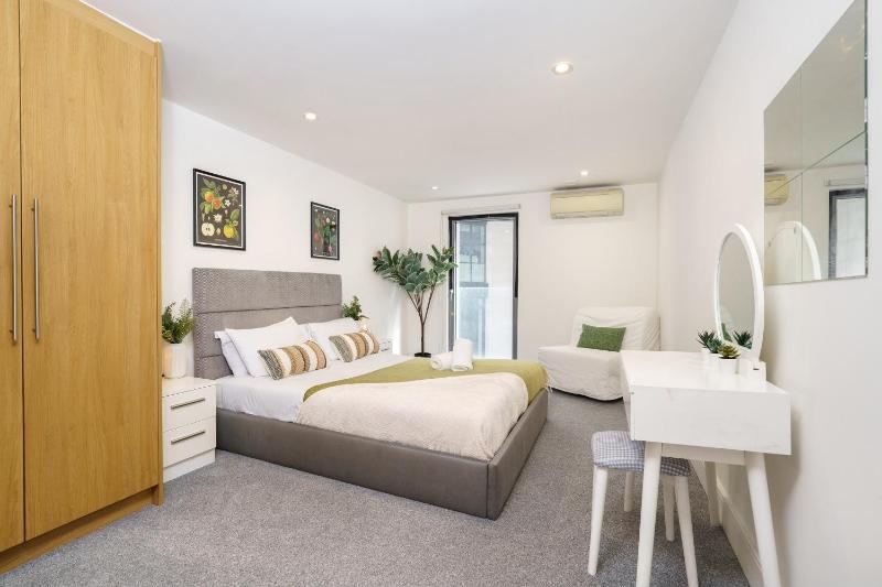 Modern 3 Bed 2 Bath Apartment Hyde Park — забронировать отель в Лондоне