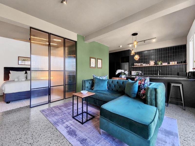 Gorgeous, luxurious gem- secure, Wifi,Rooftop pool — отель с удобным расположением в Кейптауне