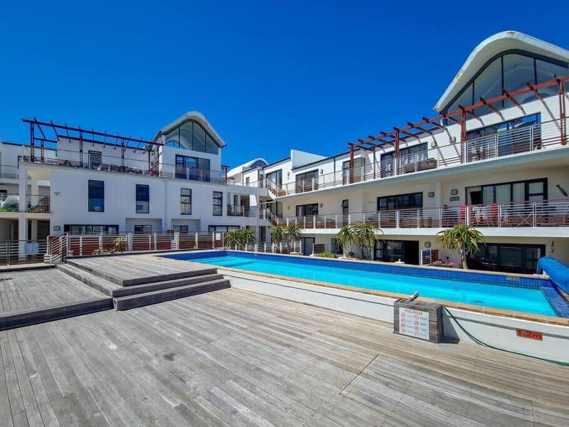 Family fun-sea,sand,surf convenience-pool, balcony — отель с удобным расположением в Кейптауне
