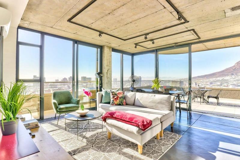 Цены на Natural light, Penthouse luxury, 24hr Security в Кейптауне