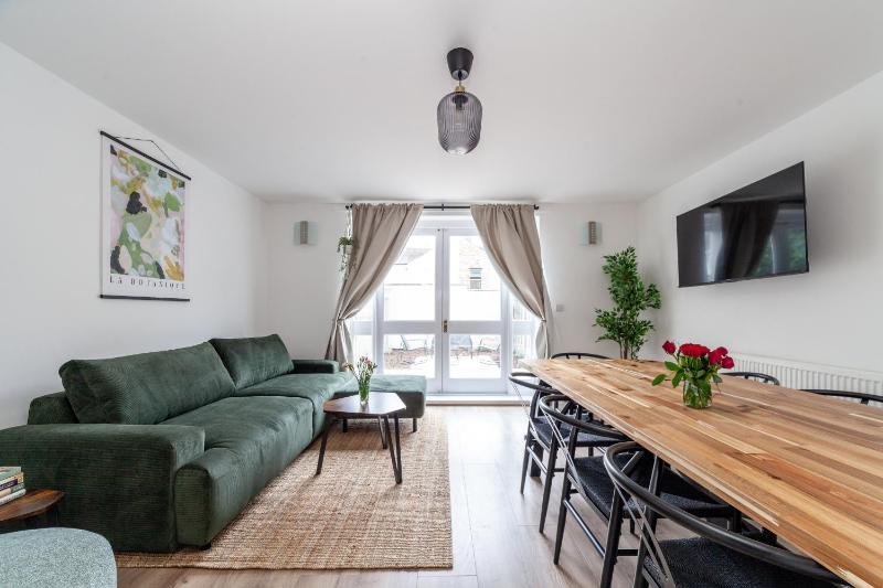 Arte Stays Serviced Houses Stratford - 3 Bedrooms 2 Bathrooms Houses London, Stratford, Maryland, Free Parking, Garden, Weekly or Monthly Stays - up to 8 guests — комфортный отель в Лондоне
