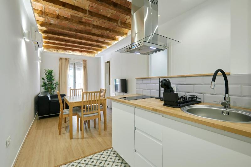Stylish typical BCN flat — отель с удобствами в Барселоне