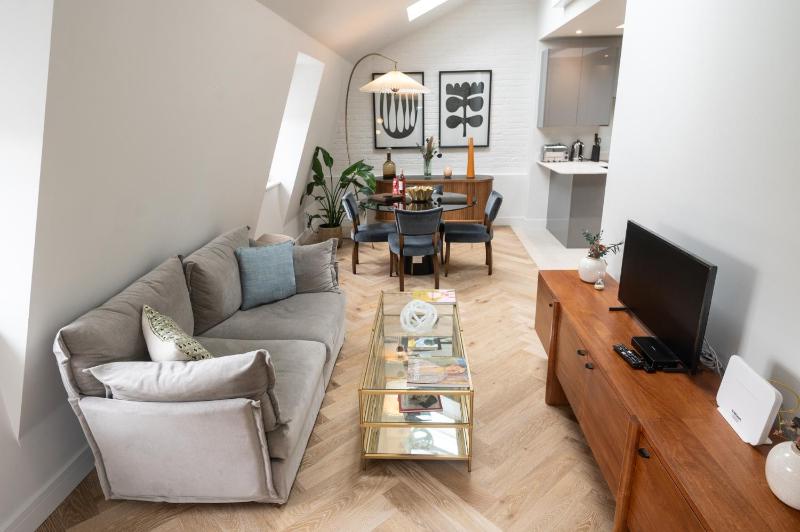 Modern 2 bed Charlotte Street apartment on 3rd floor — отель в Лондоне, Соединенное Королевство