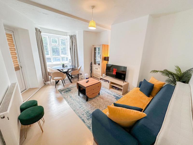 Charming 2-bed flat with balcony close to White City Westfield — отель с удобным расположением в Лондоне