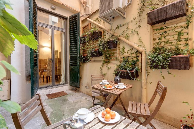 Mamo Florence - Charlie's Apartments — забронировать отель в Флоренции