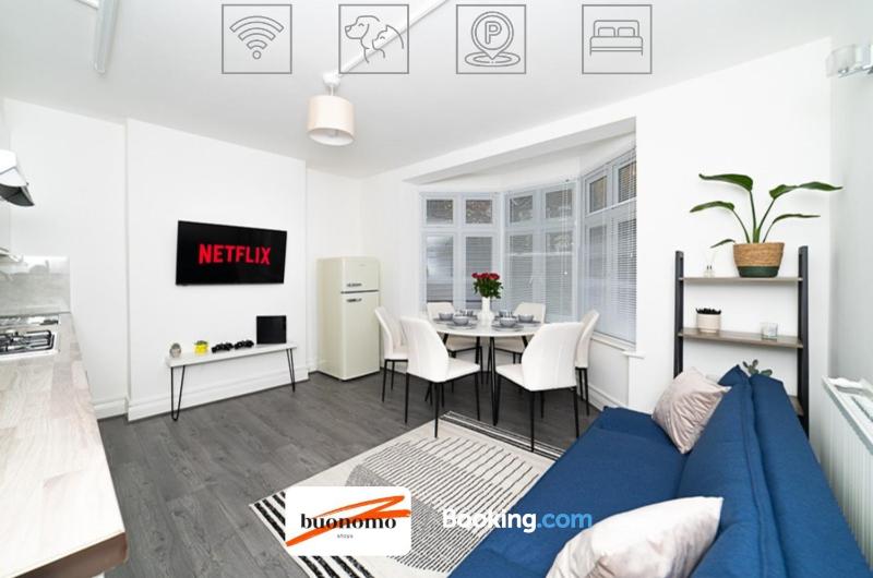 Three Bedroom Apartment At Buonomo Stays Short Lets & Serviced Accommodation With Netflix & Games — отель в Лондоне, Соединенное Королевство