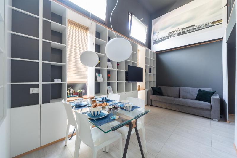 Design NAVIGLI LOFT-Hosted by Sweetstay — отель с удобствами в Милане