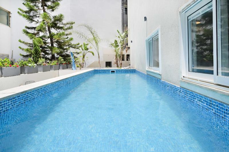 Trumpeldor Garden 3BR Private POOL by HolyGuest — отель в Тель-Авиве, Израиль