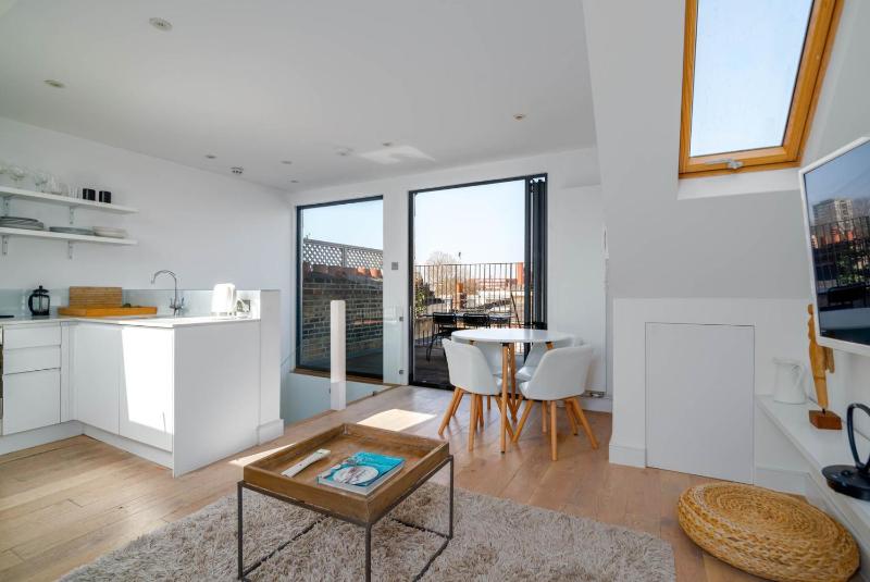 GuestReady - Top Floor West Kensington Home — забронировать отель в Лондоне