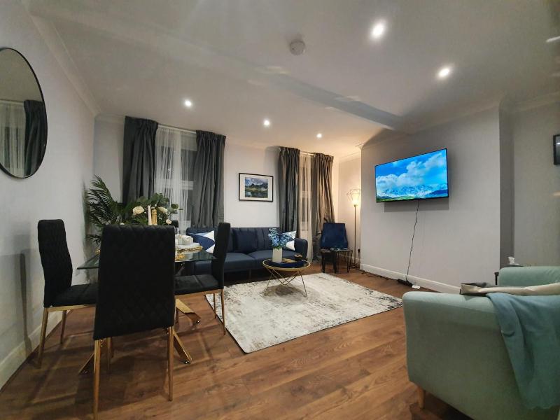 Цены на Kensington High 2 Bedroom Apartment в Лондоне